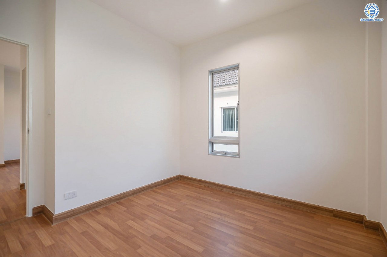 บ้านมือสองตกแต่งใหม่ โครงการ ไลฟ์ บางกอก บูเลอวาร์ด พระราม5 ตกแต่งหรูหรา เนื้อที่ 52.3 ตร.ว. ฟังก์ชัน 3 ห้องนอน 3 ห้องน้ำ 1 ห้องอเนกประสงค์ จอดรถได้ 2 คัน บนทำเลเชื่อมต่อเมือง ใกล้รถไฟฟ้าสายสีม่วง "สถานีแยกติวานนท์" จุดขึ้นทางด่วน "ศรีรัช" และรายล้อมด้วยสิ่งอำนวยความสะดวกครบ